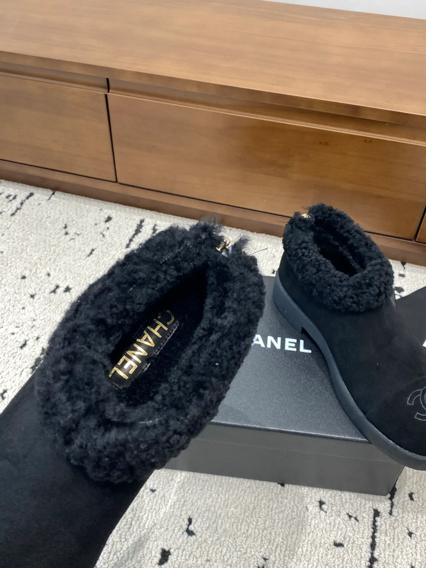 👟👟Ex-factory price 640👟👟 🍀Chanel 2025 autumn and winter style wool shoes Chanel new autumn and winter genuine wool slippers and boots Xiaoxiang 2025 autumn and winter one of the most beautiful snow boots Classic, beautiful and warm snow boots ❤️super warm! It's enough to have it this winter, it's really beautiful and fairy~ Materials and craftsmanship: The upper is made of custom sheepskin/wool/sheepskin, and the inner pads are all made of wool. It feels very soft and comfortable! The sole is the original TPU outsole Size: 35-39 (40.41 customized, non-refundable)